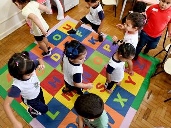 Crianças se divertem na volta às aulas em CEI que passou por reforma - Crédito: Carlos Bassan