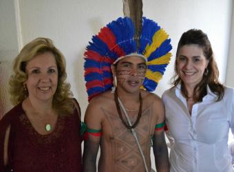 foto de índio da aldeia Kariri Xocó ao lado de duas professoras