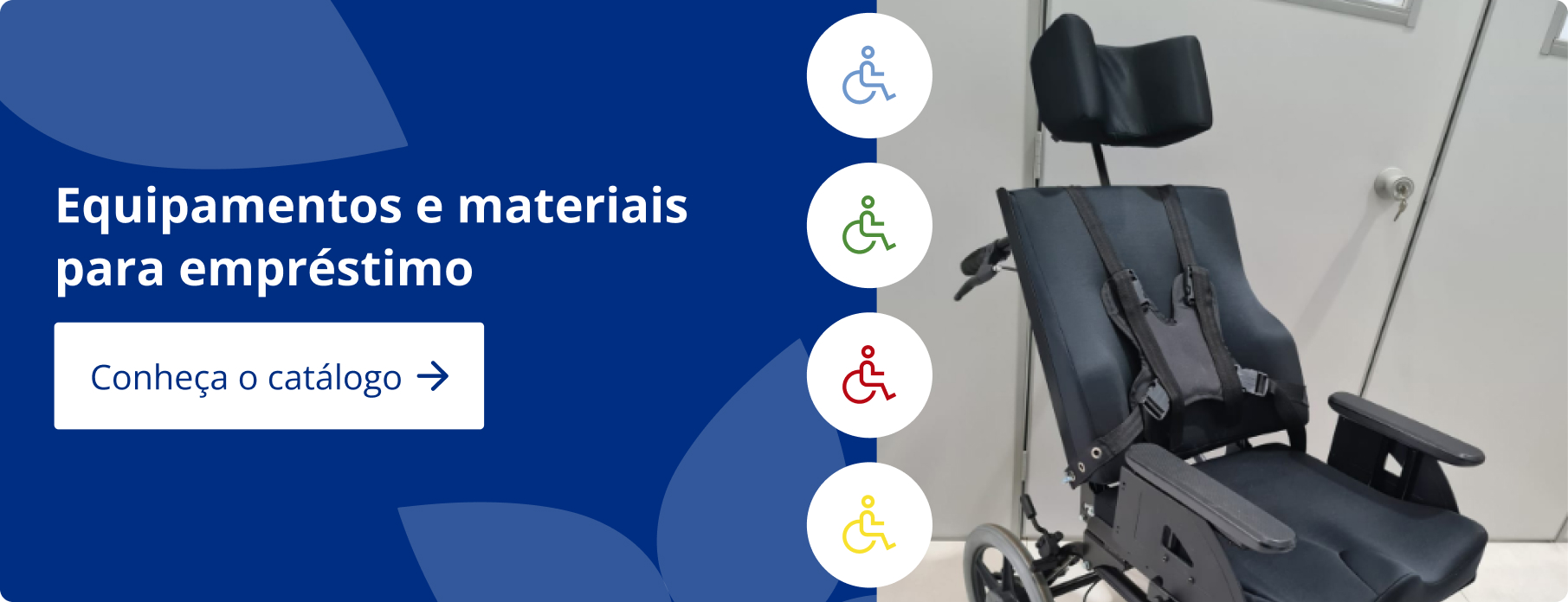 Cartaz contendo um fundo azul e a imagem de uma cadeira de rodas no topo, com o texto: Equipamentos e Materiais para empréstimo no CEMAPA Conheça o catálogo