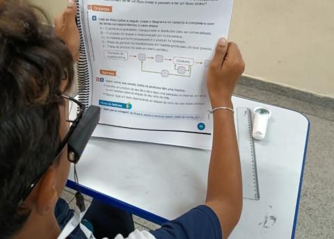 Aluno Júlio César de Castro Soares, do 5º ano, conta que dificuldade com as lições diminuiu com os óculos de tecnologia assistiva - Crédito: Divulgação/Educação