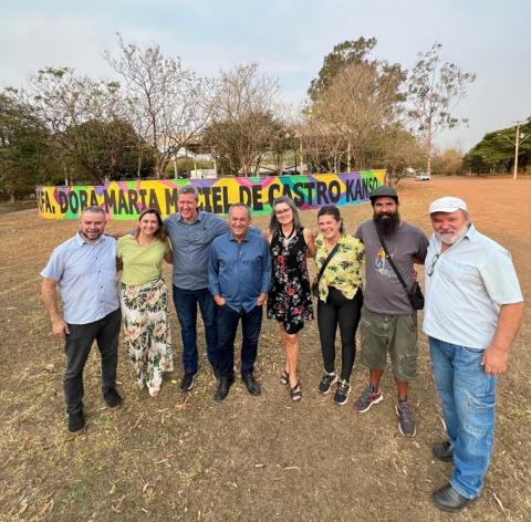 Estiveram presentes na entrega, Rafael de Freitas, artista; Ricardo Pereira, coordenador dos Teatros e Auditórios; Sandra Peres, coordenadora dos Editais de Fomento; Rogério Menezes, secretário; Luiz Rossini, vereador; Glaucia Cristiane, diretora da escola; Marta Christine Henriksen, produtora da intervenção; Osvaldo Kaize Jr, subprefeito de Barão Geraldo  - Crédito: Divulgação 