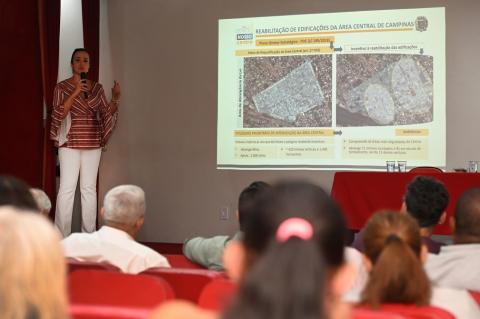 Secretária de Urbanismo, Carolina Baracat, apresenta o programa Nosso Centro em reunião do Orçamento Cidadão - Crédito: Rogério Capela