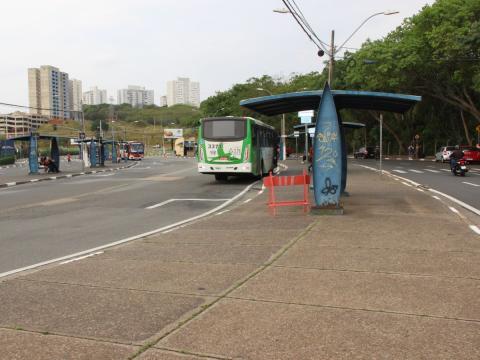 Requalificação do Terminal Shopping Dom Pedro abrange a substituição dos abrigos de ônibus pelo modelo “Glicério”; e a padronização dos painéis - Crédito: Divulgação/Emdec