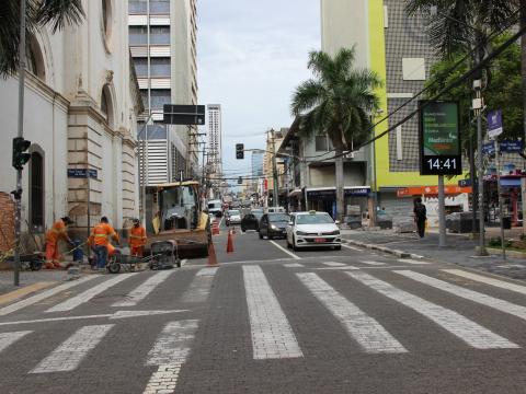 Nova etapa de obras contempla a implantação de piso intertravado no trecho ao lado da Catedral Metropolitana - Crédito: Emdec/Divulgação