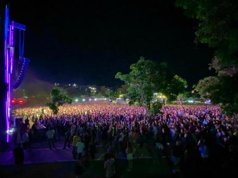 Show-concerto levou multidão à Praça Arautos da Paz - Crédito: Firmino Piton