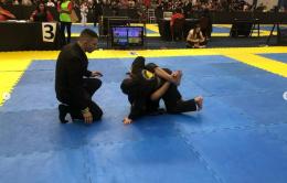 árbitro observa uma luta de jiu jitsu