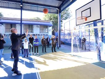 Dário joga bola em cesta de basquete - Crédito: Fernanda Sunega