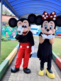 Mickey e Minnie recebem os alunos para uma programação especial - Crédito: Divulgação
