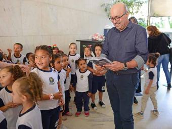 Crianças também entregaram uma pasta com reivindicações - Crédito: Eduardo Lopes