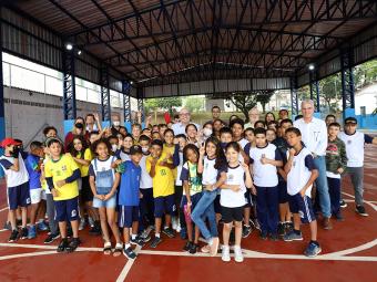 Comunidade escolar se reúne para registrar momento - Crédito: Fernanda Sunega