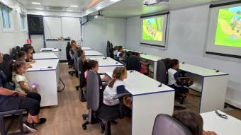 390 crianças, com idades entre 3 e 5 anos, participam do do Projeto Cinema na Carreta  - Crédito: Divulgação