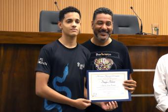 Douglas Ribeiro recebe diploma de Jovem Vereador - Crédito: Fernanda Sunega
