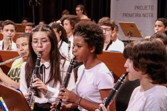 Crianças e adolescentes aprendem a tocar vários instrumentos  - Crédito: Eduardo Lopes