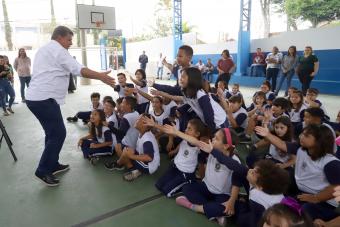Crianças cumprimentaram o vice-prefeito  - Crédito: Fernanda Sunega