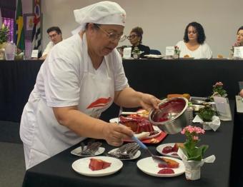 Ano passado, houve concurso entre as cozinheiras para incluir bolo nutritivo e gostoso no cardápio - Crédito: Arquivo/PMC