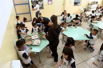 Alunos da Educação Infantil até o Ensino Médio recebem alimentação nas escolas - Crédito: Carlos Bassan/Arquivo PMC
