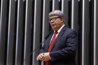 Vice-prefeito falou da emoÃ§Ã£o de estar na sede da democracia, homenageando a cidade - CrÃ©dito: Chico Ferreira/CÃ¢mara Federal