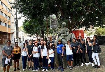 Estudantes conhecem a estÃ¡tua da MÃ£e Preta, no Largo SÃ£o Benedito  - CrÃ©dito: Carlos Bassan