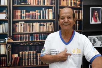 Manoel nÃ£o desanimou e, aos 77 anos, entrou no curso; agora jÃ¡ consegue ler e fazer contas - CrÃ©dito: Fernanda Sunega