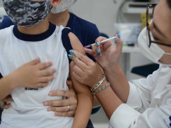 A Secretaria de Saúde reforça que as vacinas são seguras e as duas doses podem ser aplicadas ao mesmo tempo - Crédito: Arquivo PMC