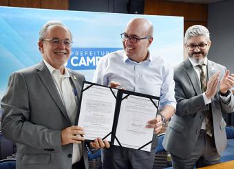 Reitor e prefeito assinaram o documento - Crédito: Carlos Bassan