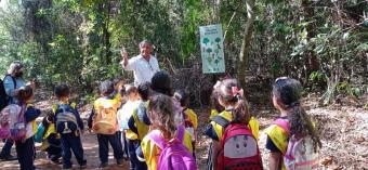 Cuca recepciona as crianças no início da trilha - Crédito: Divulgação