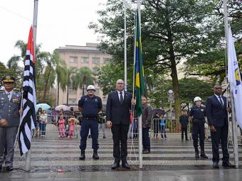 Prefeito Dário Saadi hasteou a bandeira do Brasil - Crédito: Eduardo Lopes