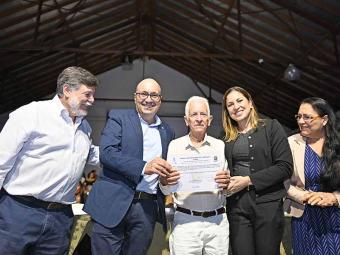 Dário entrega diploma a formando - Crédito: Eduardo Lopes