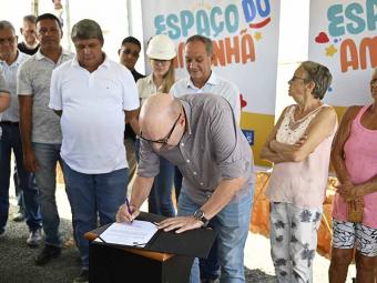 Prefeito assina ordem de serviço para construção de creche - Crédito: Eduardo Lopes