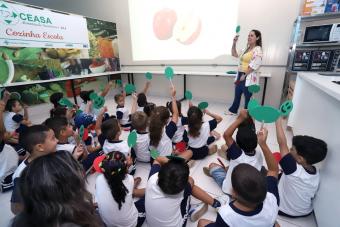 Crianças aprendem que alimentos menos processados são saudáveis - Crédito: Fernanda Sunega