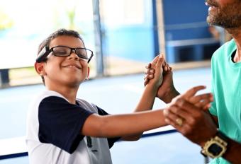 Em março deste ano, Educação já realizou a entrega de óculos para estudantes com deficiência visual - Crédito: Carlos Bassan/Arquivo PMC