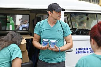 SOS Rua distribui água para pessoas em situação de rua no centro  - Crédito: Eduardo Lopes