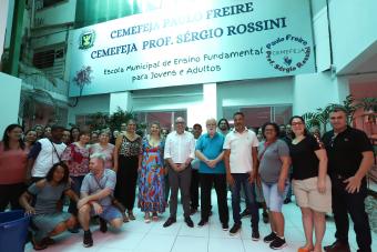Equipe da escola posa para foto junto com gestores e autoridades - Crédito: Fernanda Sunega