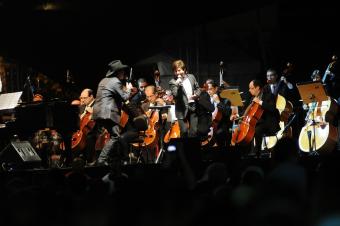 Dupla se apresenta com a Orquestra apÃ³s 11 anos, Ãºltima vez havia sido nos 239 anos da cidade - CrÃ©dito: Carlos Bassan